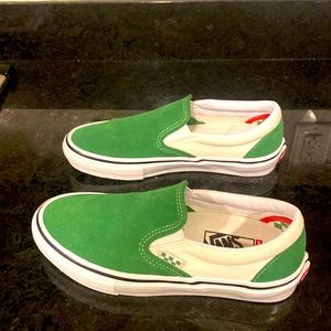 Green and white vans. Worn once says the size 8 feels like a 7 1/2